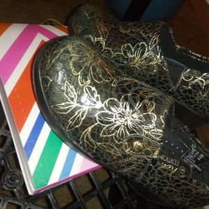 slip resistant women's mule clogg shoes